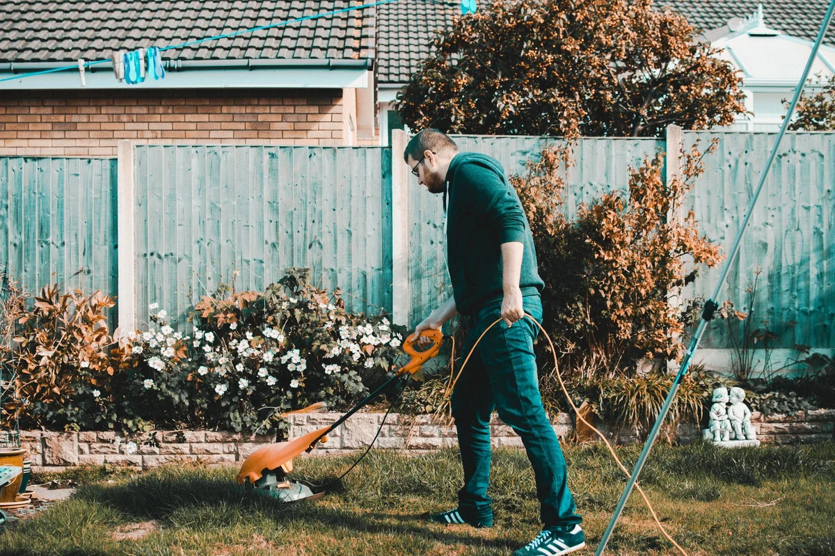 7 Fall Lawn Care Tips That Actually Work in Winnipeg — No-BS Yardwork